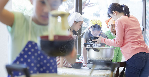 锅家政暑假森林学校小学生做饭壶高清图片素材