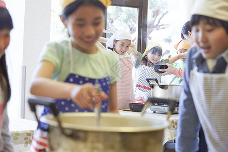 手工特殊产品碟森林学校小学生做饭暑假高清图片素材