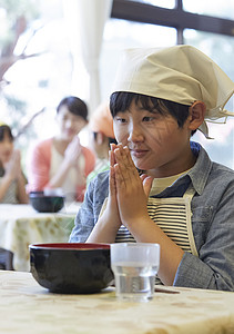 日本人男孩们碟森林学校小学生吃饭午餐高清图片素材