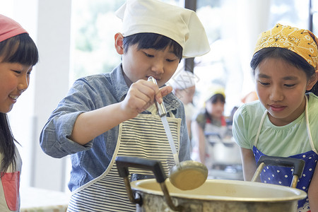 营地亚洲3人森林学校小学生做饭儿童高清图片素材