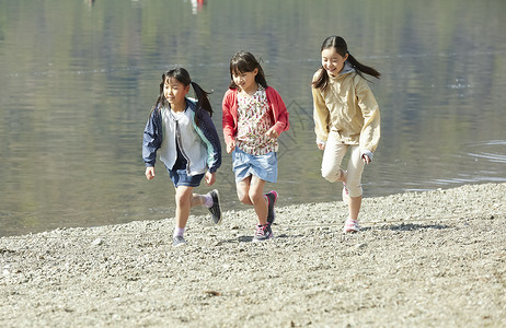 女孩们竞赛森林学校小学生玩欢快高清图片素材