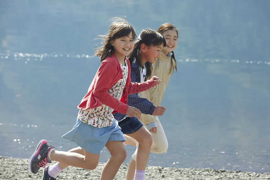 湖边玩耍奔跑的孩子们图片