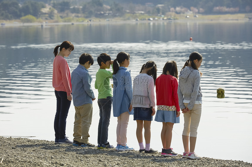 站在湖边看风景的孩子们图片