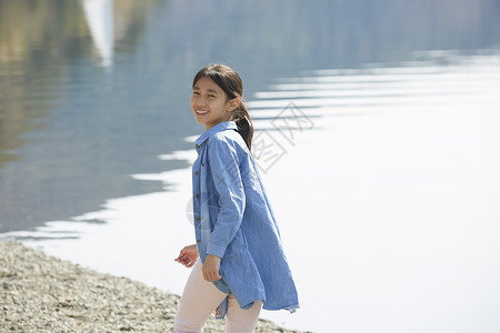 湖边散步开心的小女孩图片