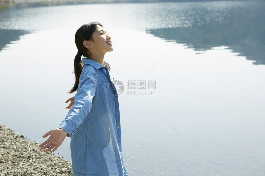 人物1人女孩孩子在湖中图片