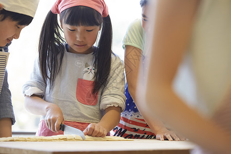 小朋友亚洲积极森林学校小学生做饭图片