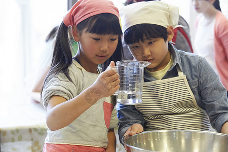 小孩动手学习乌冬面森林学校小学生做饭图片