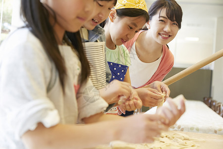 锅手作在森林里森林学校小学生做饭女孩高清图片素材