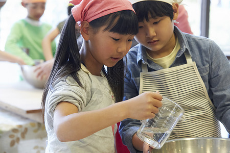 两个小学生做饭图片