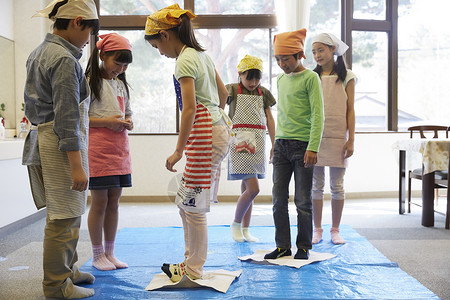 学校玩耍的小学生图片