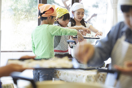 小学生在学校里学习烹饪手工高清图片素材