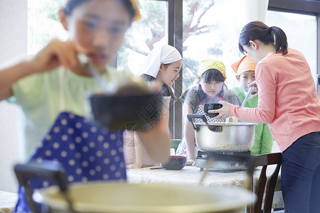 暑假学习烹饪的小孩们日本人高清图片素材