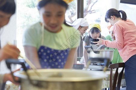 学校里学习做饭的小学生男孩高清图片素材