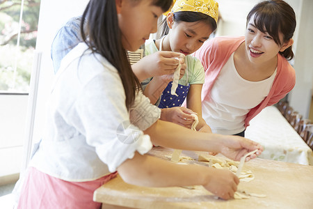 学校里学习做饭的小学生儿童高清图片素材
