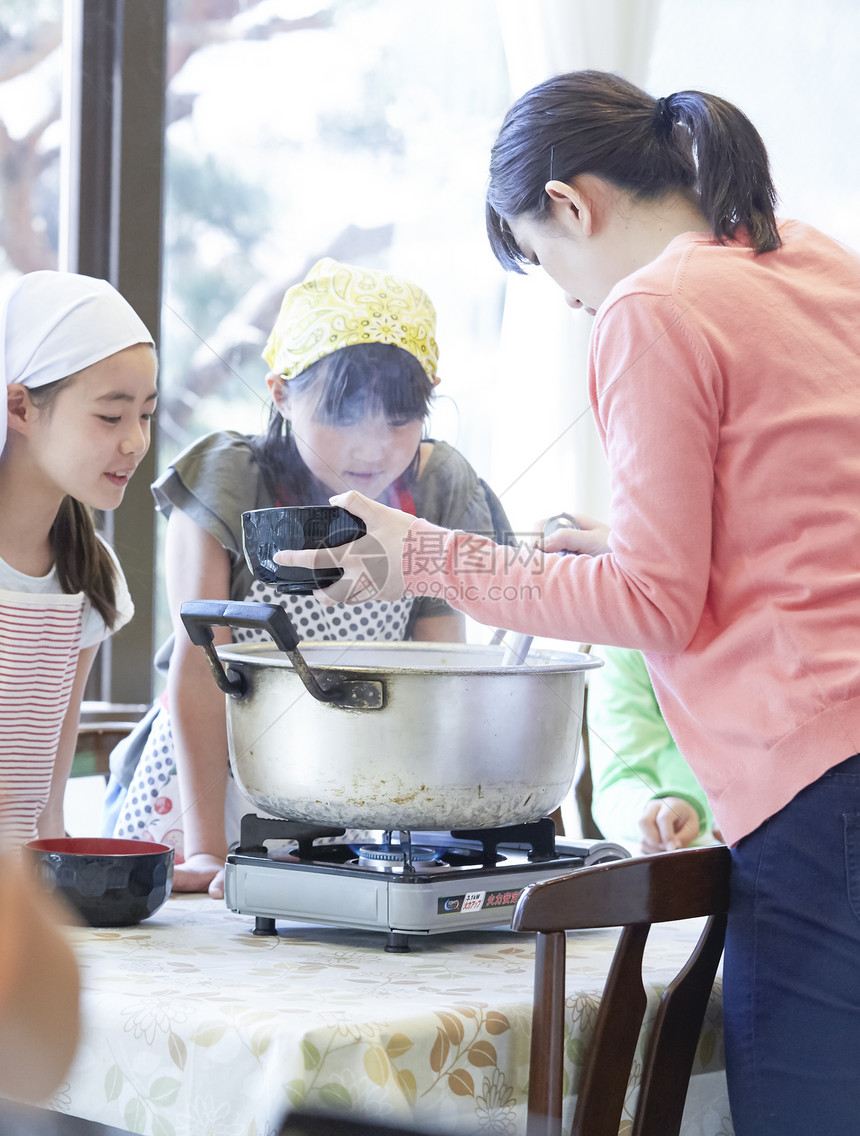 老师教小学生学做饭