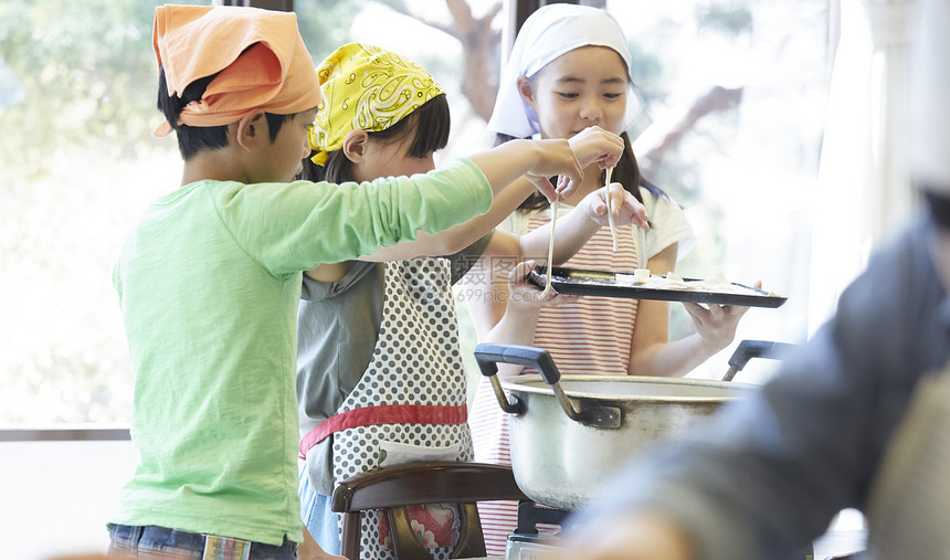 老师教小学生学做饭图片