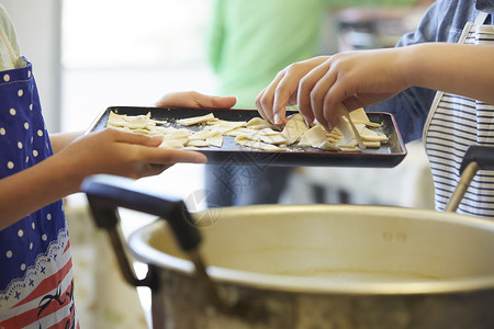 老师教小学生学做饭碟高清图片素材