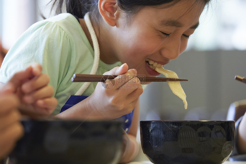 老师教小学生学做饭图片