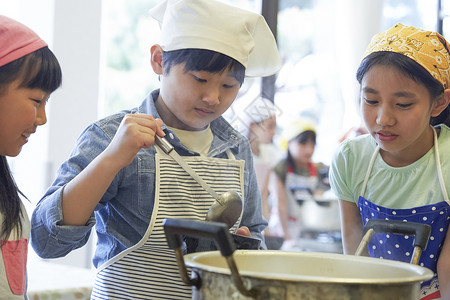 在学校学做饭的小学生食品高清图片素材