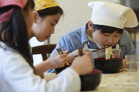 在学校学做饭的小学生伙伴高清图片素材