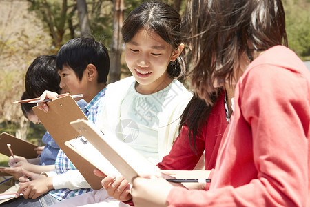 小学生在户外实践活动写生画画图片