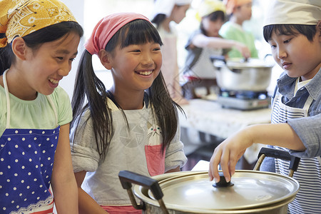 小学生在食堂学做饭少女高清图片素材