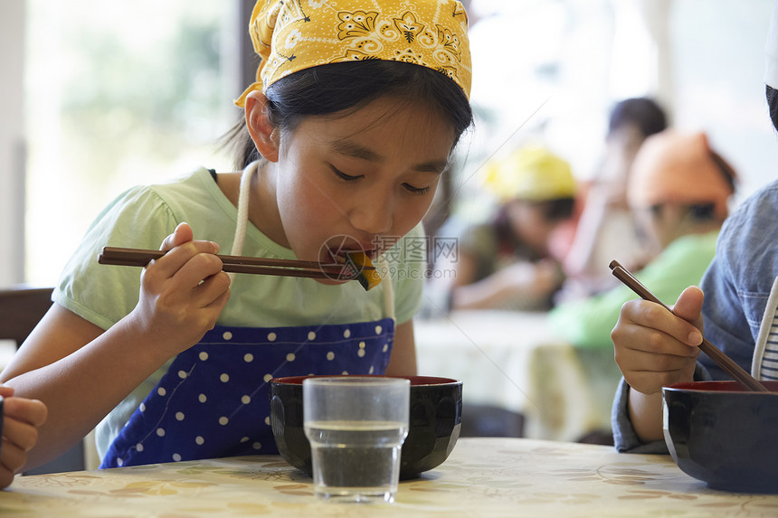 小学生在吃自己做的面图片