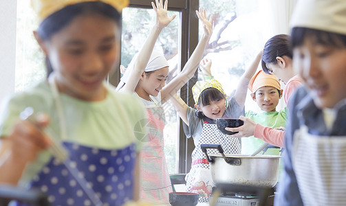 小学生在食堂学做饭提高高清图片素材