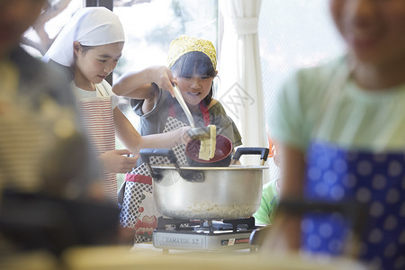 小学生在食堂学做饭享受高清图片素材