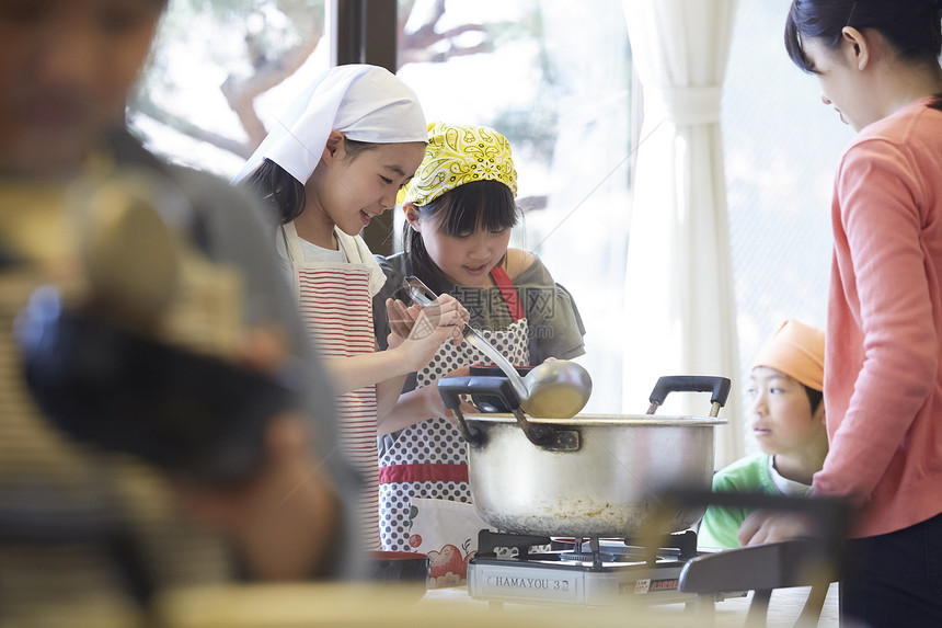 小学生在食堂学做饭图片