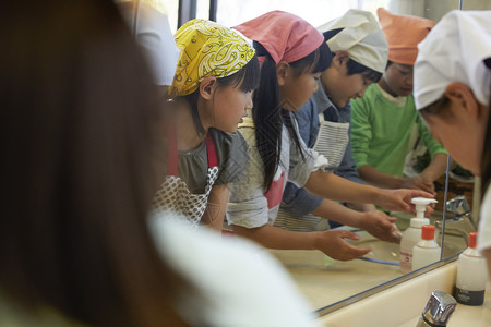 小学生在争先恐后的洗手图片