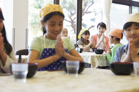 小学生在做餐前祈祷夏高清图片素材