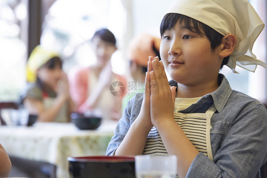 小学生在做餐前祈祷图片