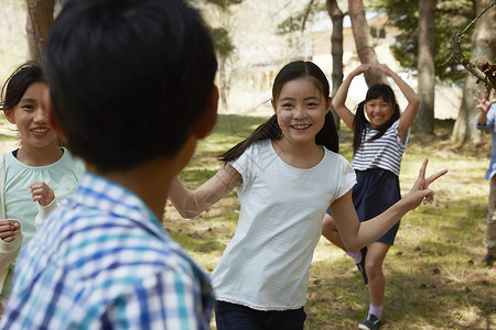 组织户外露营活动的小学生图片