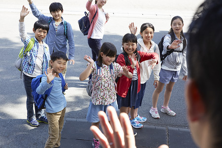 放学打招呼的学生们图片