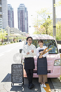 站在餐车前微笑的年轻男女图片