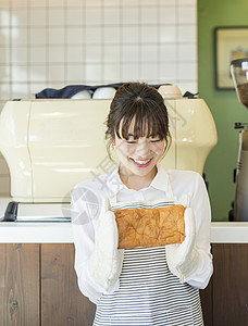咖啡店女职员拿着面包图片