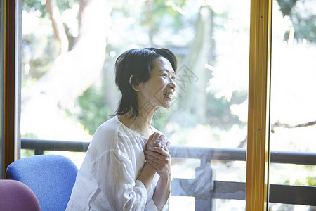 
一位女士接受采访图片