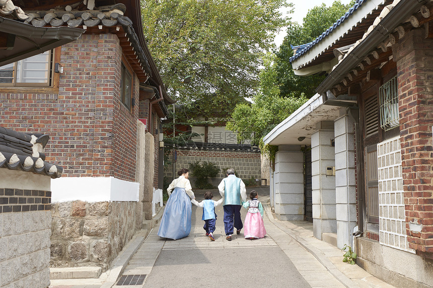 穿着韩国传统服饰的大家庭图片