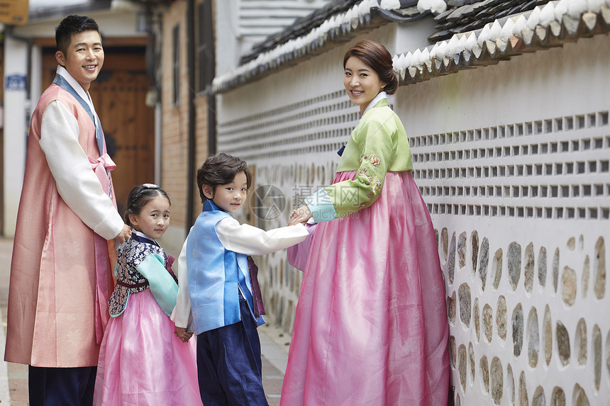 穿朝鲜民族服饰的一家人出游图片