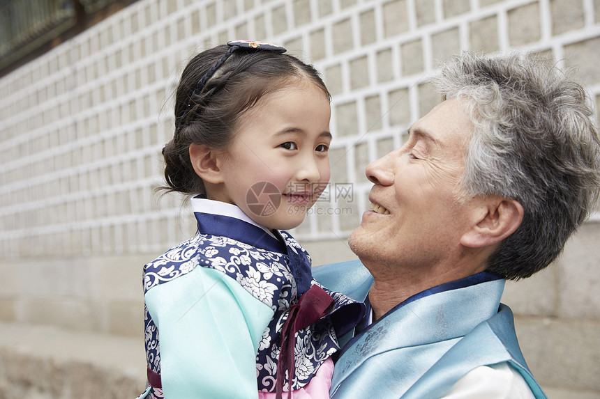 穿朝鲜服饰的爷爷抱着孙女图片