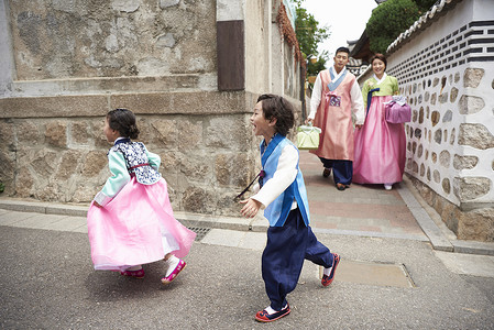 穿韩服玩耍的小孩成人高清图片素材