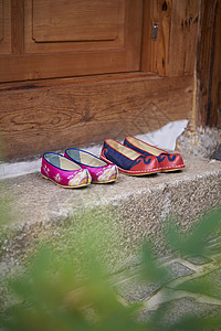 庭院里的传统民族布鞋背景图片