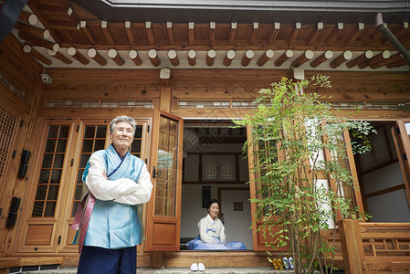 穿着韩式传统服装的老年夫妇图片
