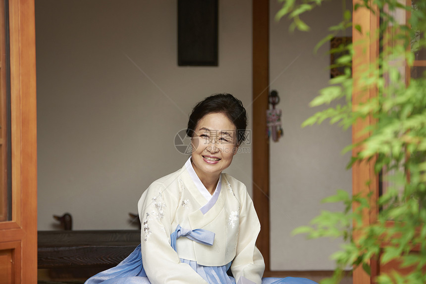 穿着韩式传统服装的老年女性图片