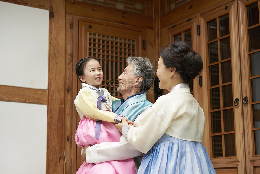 穿着韩国传统服饰的老人和孩子图片