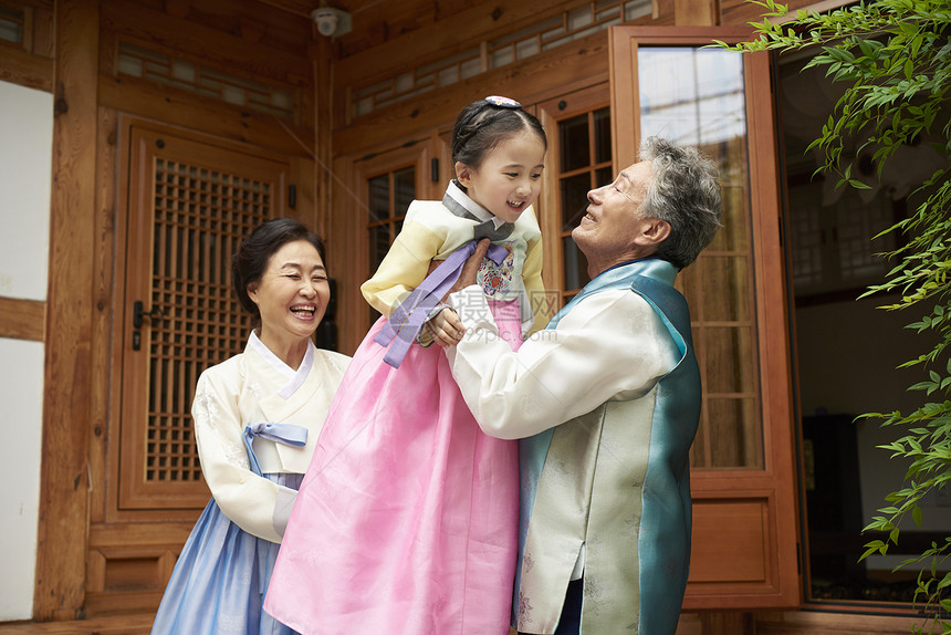 探望韩国传统家庭长辈的小女孩图片