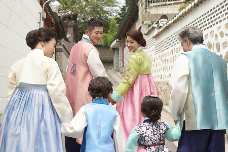 穿着韩式传统服装的祖孙三代家庭图片