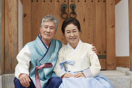 穿着韩式传统服装的老年夫妻图片
