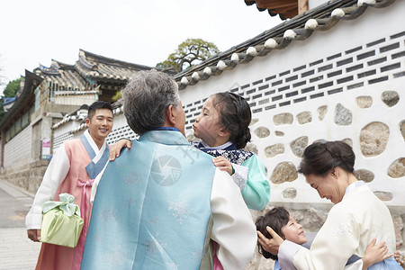 探望家中长辈的韩国传统家庭图片